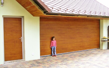 Torcenter Oberwart - Deckensektionaltor Stahl und Nebentüre