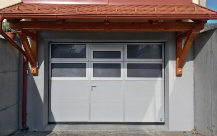 Torcenter Oberwart - Deckensektionaltor Stahl mit Verglasungsrahmen und Gehtüre