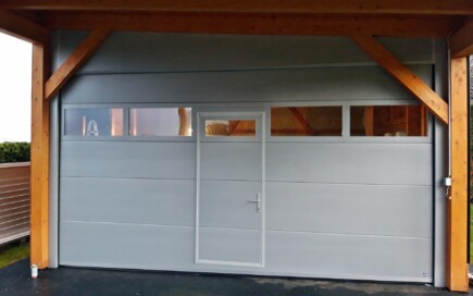 Torcenter Oberwart - Deckensektionaltor Stahl mit Verglasungsrahmen und Gehtüre