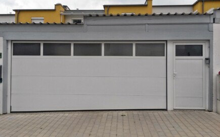 Torcenter Oberwart - Deckensektionaltor Stahl mit Verglasung und Nebentür