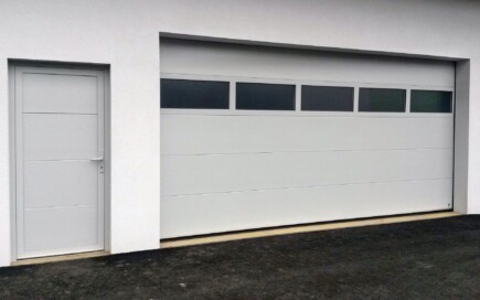 Torcenter Oberwart - Deckensektionaltor Stahl mit Verglasung und Nebentür