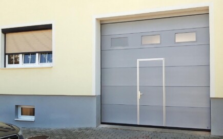 Torcenter Oberwart - Deckensektionaltor Stahl mit Schlupftür und Verglasung